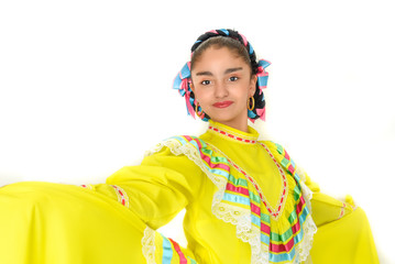 niña mexicana con traje amarillo de jalisco, folklor y tradiciones de mexico