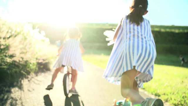 公園で遊ぶ子供の姉妹