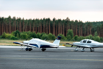 Kleinflugzeug auf einem Flugplatz