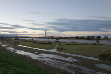 Fototapeta na wymiar 台風通過後の多摩川の河原