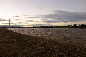台風通過後の増水した多摩川