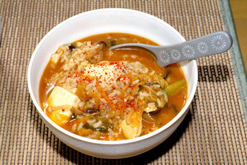 キムチを入れた韓国風の雑炊