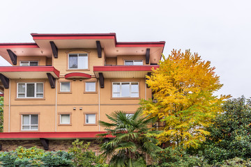 The top of an apartment building with nice windows.