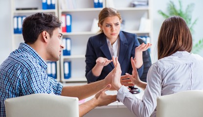 Obraz premium The young family filing divorce papers with lawyer