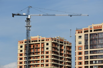 Fototapeta na wymiar construction of a house with the crane