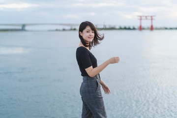 夕暮れの女性