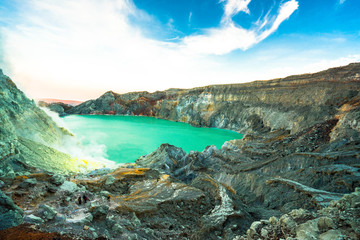 Obraz premium Sulfur from the crater In Indonesia
