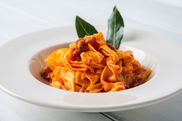 Piatto di tagliatelle caserecce con sugo di salsiccia 