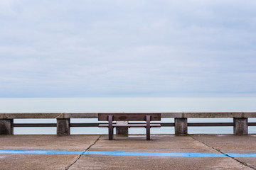 un banc face à la mer avec une ligne bleue