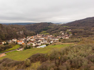Fototapeta na wymiar La vue aérienne du village de Saint-Romain en Bourgogne. Un village français dans une vallée. Un village de campagne.