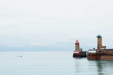 entrée du port de Fécamp en normandie avec les phares