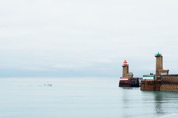 entrée du port de Fécamp en normandie avec les phares