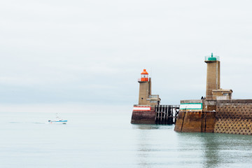entrée du port de Fécamp en normandie avec les phares