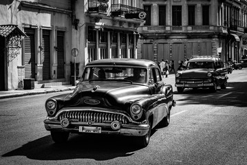 Oldtimer in Altstadt Havanna monochrom
