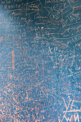 Kritzeleien auf einer Metallwand