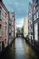 Fototapeta na wymiar Des immeubles et un canal à Amsterdam. Les canaux et les immeubles à Amsterdam.