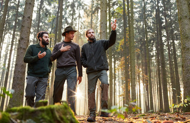 Drei Förster bei Ausbildung im Wald