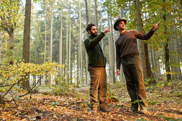 Zwei Förster besprechen die Waldpflege