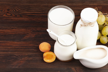 Fototapeta na wymiar Dairy products with fresh fruit
