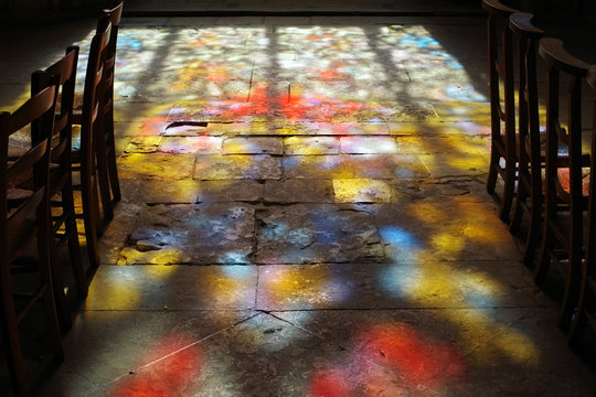 Jeux de lumi&egrave;res &agrave; l'int&eacute;rieur d'une &eacute;glise - 9