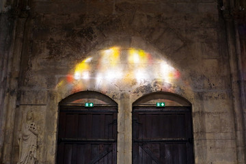 Jeux de lumières à l'intérieur d'une église - 8