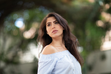 Naklejka premium A portrait of a lovely romantic young woman outdoors, inspiringly looking forward