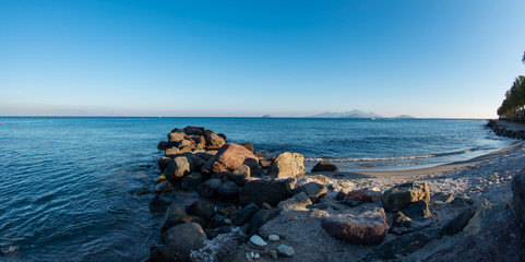 Fototapeta na wymiar Mittelmeer und Vulkan in Horizont im Süden auf der Insel Kos Griechenland