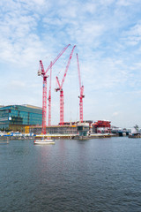 des grues sur le port d'amsterdam
