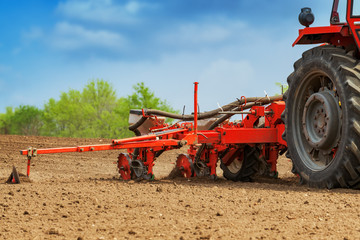 Obraz premium Tractor with mounted crop seeder