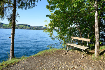 Sitzbank am Vierwaldstättersee, bei Stansstad, Nidwalden, Schweiz