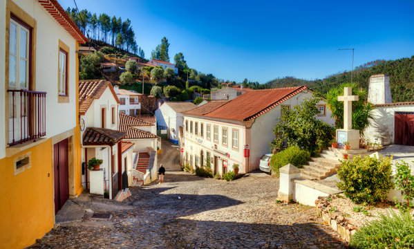 Rue pav&eacute;e &agrave; Dornes, Ribatejo, Portugal
