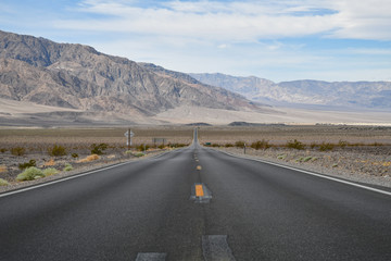 Endlose Strasse im Death Valley