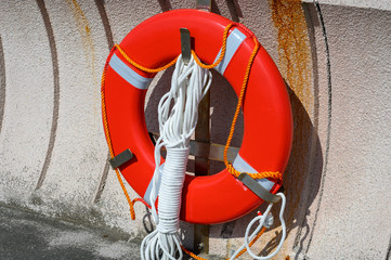 救命用の赤い浮き輪