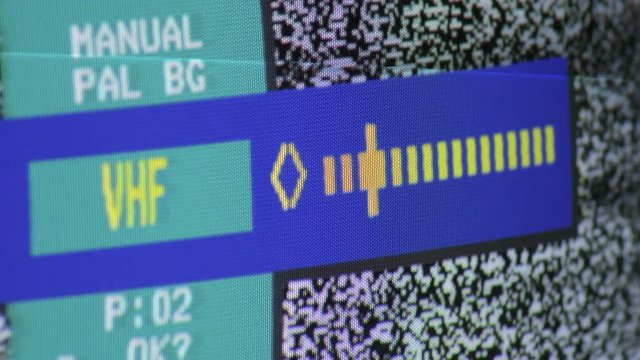 Tuning a old analog television in vhf band with noise in the screen