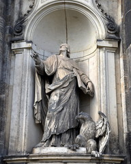 Statue des Evangelisten Johannes an der Fassade der Hofkirche