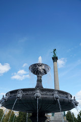 Schlossplatzspringbrunnen und Concordia in Stuttgart