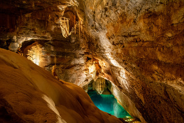Grotte et lac souterain
