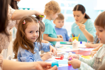 Obraz premium Large group of kids on the art lesson in class