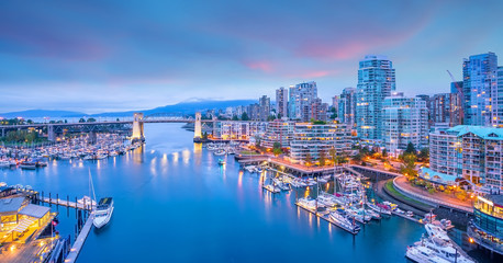 Fototapeta premium Piękny widok na panoramę centrum Vancouver, Kolumbia Brytyjska, Kanada