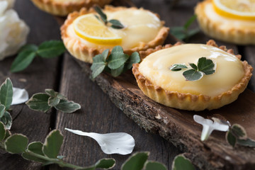 Homemade shortbread tartlet with lemon curd