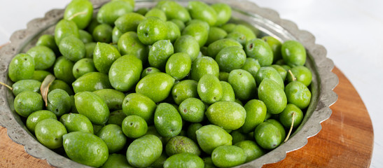 Fresh green olives / raw olives 