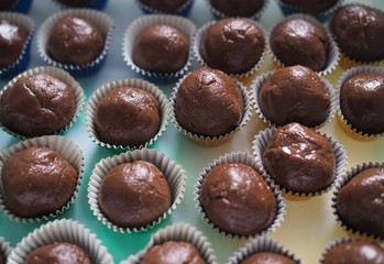 Bombones caseros vistos desde arriba. Fondo para repostería casera
