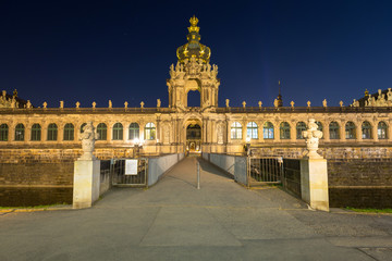 Fototapeta na wymiar Beautiful architecture of the Zwinger palace in Dresden at night, Saxony. Germany