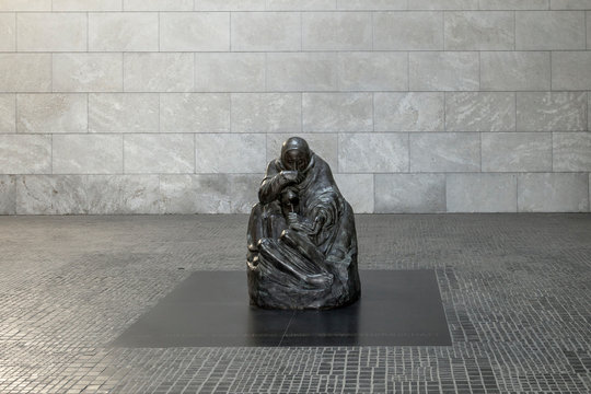 statue of mother holding his dead child in neue wache