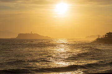 Fototapeta na wymiar 海と空を黄金色に染める江の島の夕日