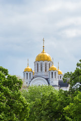 Fototapeta na wymiar Church of St. George the Victorious in greenery in Samara