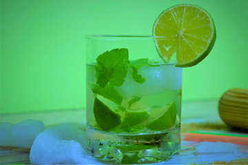 Macro, coctel de mojito bien frio, sobre tabla de madera