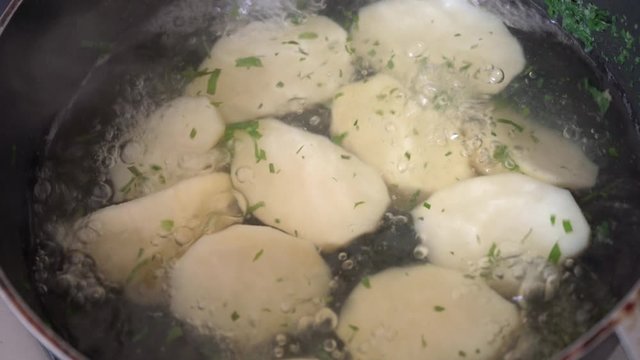 Papas hirviendo en una olla con agua caliente 