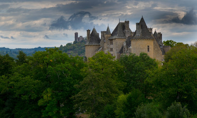 Fototapeta na wymiar Blick auf das Chateau Martel und die Türme von St. Céré im Vallée de la Dordogne
