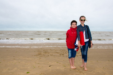 des enfants en vacances à la plage en hiver. Une famille en vacances.